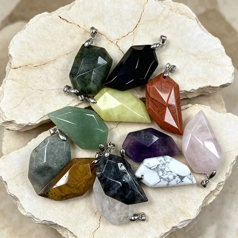 Ciondolo a Foglia Sfaccettata in Pietra Naturale Pendente a Dente di Lupo in Cristallo Accessorio per Collana in Pietra Semipreziosa per Gioielli Fai da Te