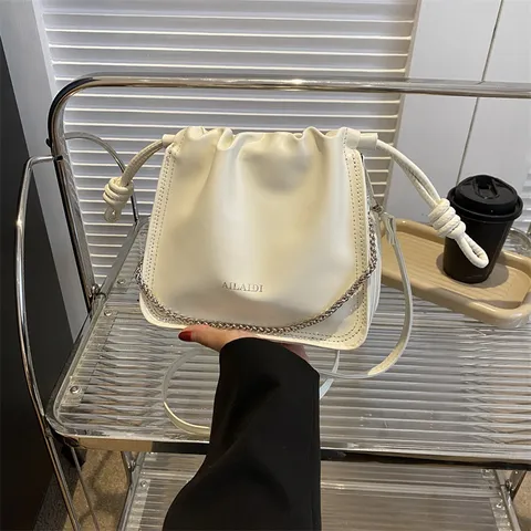 Damen PU Leder Beuteltasche Mit Plissiertem Design Und Metallkettenriemen Retro Stil Mit Kordelzugverschluss Für Den Täglichen Freizeitgebrauch