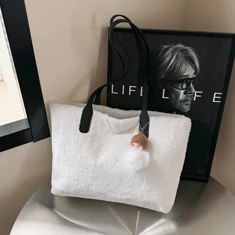Minimalistische Plüsch Umhängetasche Für Damen Flauschige Lammwolle Tote Bag Casual Winter Handtasche Mit Süßem Anhänger