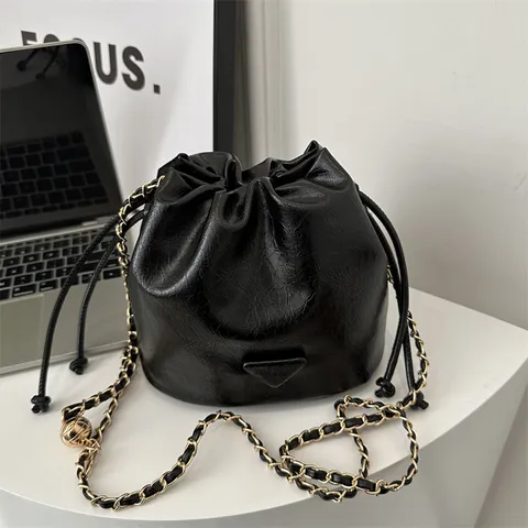 Kleine Design PU Leder Eimer Tasche Damen Retro Mode Casual Schulter Umhängetasche Mit Kette Und Kordelzug