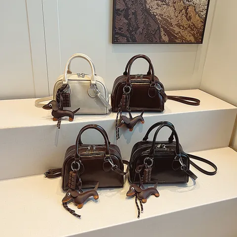 Damen Mode PU Leder Boston Bag Kleine Lässige Handtasche Griff Oben Umhängetasche Mit Süßen Anhängern