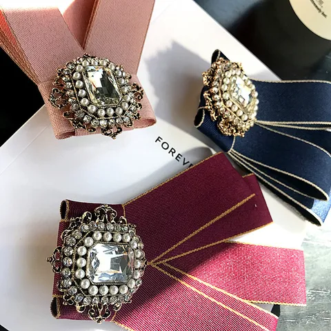 Spilla con Fiocco in Tessuto Stile Corte Retro Coreano Strass Perla Artificiale Decorata Gioiello con Fiocco di Fiore da Donna