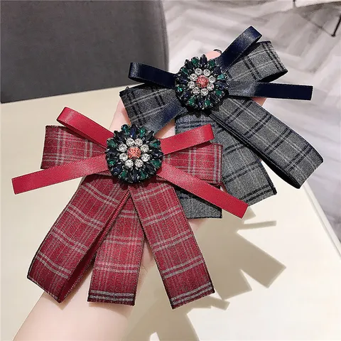 Broche Nœud Papillon à Carreaux Style Coréen avec Fleur en Strass Épingle de Col Nœud en Tissu Bijou de Mode pour Femmes