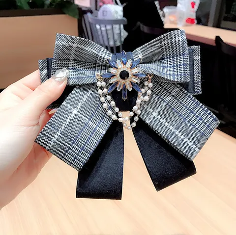 Spilla con Farfallino a Quadri Donna Stile Coreano Tessuto Fiocco Cristallo Strass Perla Artificiale Accessorio per Collo