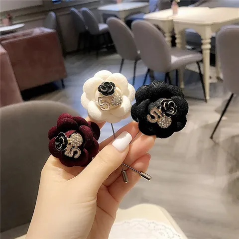 Broche Fleur de Camélia en Tissu Perle Strass Épingle à Revers Élégant Manteau Cardigan Accessoire de Bijoux pour Femmes