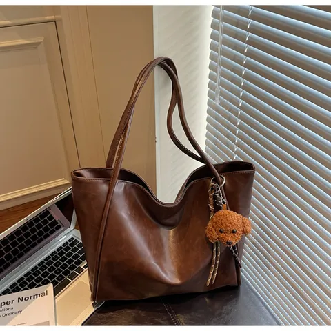 Vintage PU Leather Tote Bag For Women Large Capacity Retro Shoulder Handbag Casual Commuter Bag With Plush Pendant
