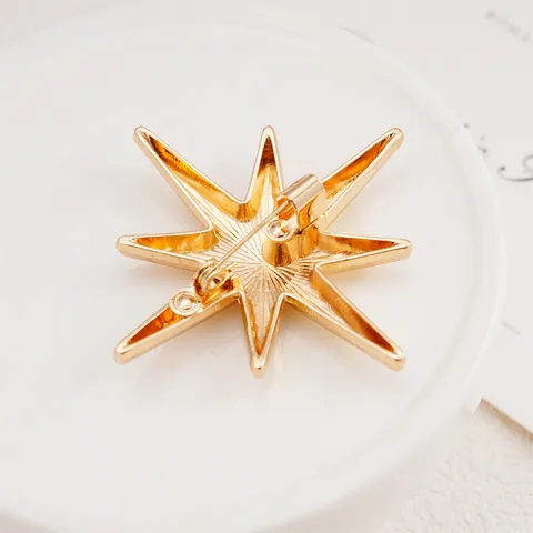 European Style Minimalist Zinc Alloy Eight-Pointed Star Brooch For Women Gold Silver Electroplated Star Pin Clothing Accessories