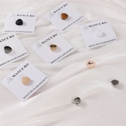 Minimalistische Driehoekige Magnetische Sjaalclip Anti-Inkijken Sluiting Mat En Glanzend Kleding Vormende Speld Sieraden