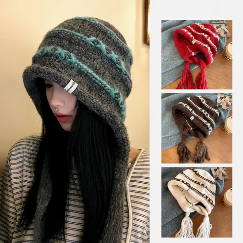 Bonnet en Tricot Rayé Bicolore Chaud Automne Hiver pour Femmes avec Glands et Oreillettes