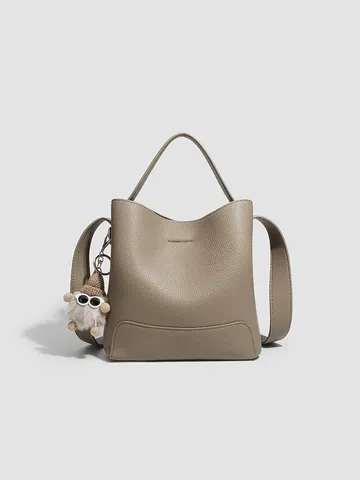 Borsa a Secchiello in Pelle PU da Donna Grande Capacità Borsa a Tracolla Casual Commuter con Ciondolo Bambola di Peluche