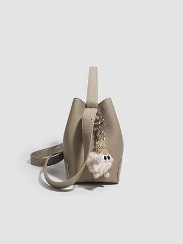 Borsa a Secchiello in Pelle PU da Donna Grande Capacità Borsa a Tracolla Casual Commuter con Ciondolo Bambola di Peluche