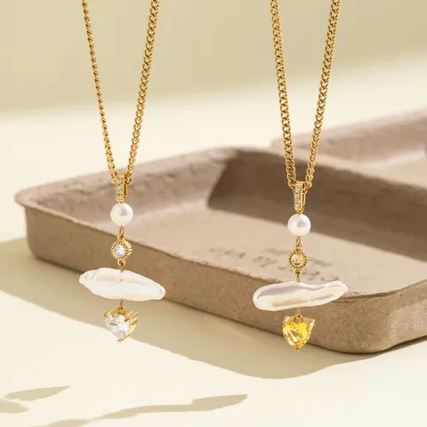 Collana in Acciaio al Titanio con Zirconia a Cuore e Perla d'Acqua Dolce Placcata Oro 18K Gioielli di Moda da Donna