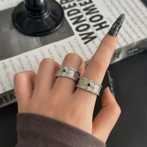Bague Large Gravée en Strass Vintage pour Femmes Cuivre Zirconia Croix Gothique Texture Grillagée Bague Ouverte Réglable Bijoux