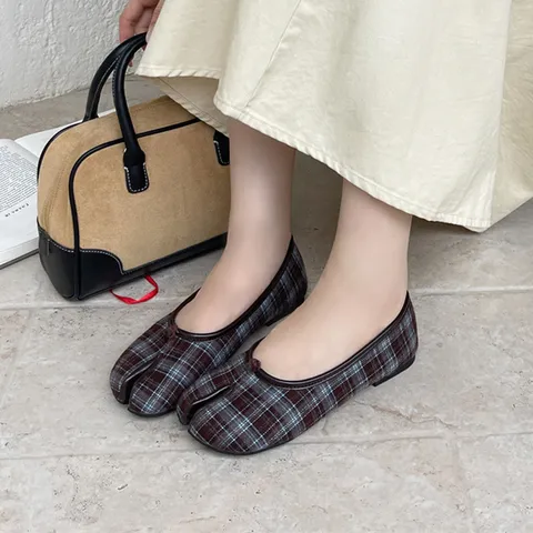 Damen Split Toe Tabi Schuhe PU Leder Karomuster Slipper Flats Vintage Casual Loafers Leichte Quadratische Zehe Tägliche Einzelschuhe