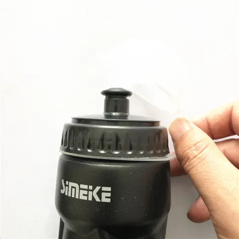 Bouteille d'Eau en Plastique pour Sport de Cyclisme Vélo de Montagne Avec Housse Anti-Poussière et Design Gaufré Géométrique Noir