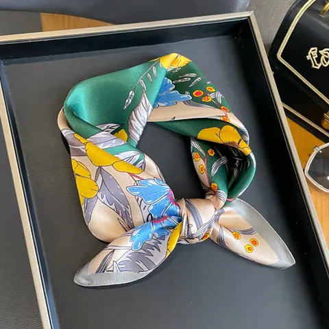 Sciarpa di Seta da Donna Elegante Stampa Floreale Quadrata Sciarpa da Collo Leggera per Commute Quotidiano Accessori di Moda