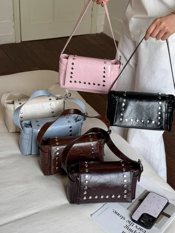 Dames Retro Punk Stijl Klinknagel Onderarm Schoudertas PU Leer Glanzende Motorfiets Tas Veelzijdige Mode Woon-werkverkeer Handtas