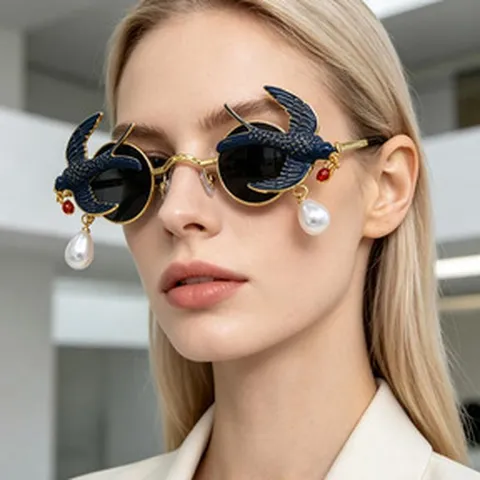 Exaggerated Runway Style Round Frame Sunglasses Women Fashion Metal Frame Swallow Pearl Pendant Sun Glasses