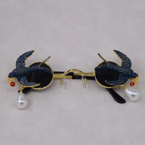 Exaggerated Runway Style Round Frame Sunglasses Women Fashion Metal Frame Swallow Pearl Pendant Sun Glasses
