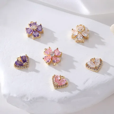 Fashion Micro Pave Rhinestone Four Leaf Clover Heart Pendant For DIY Necklace Earring Accessories Elegant Brass Gold Plated Clover Charm Jewelry Findings