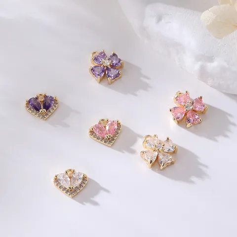 Fashion Micro Pave Rhinestone Four Leaf Clover Heart Pendant For DIY Necklace Earring Accessories Elegant Brass Gold Plated Clover Charm Jewelry Findings