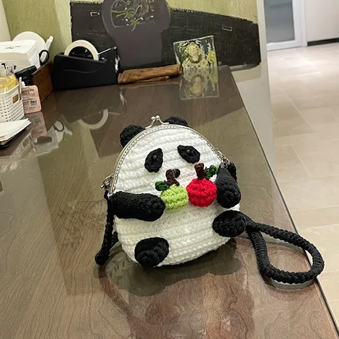 Sac Bandoulière Panda Crocheté à la Main pour Femme Joli Sac à Épaule en Fil Tricoté Avec Fermoir en Métal Petit Sac Carré Littéraire