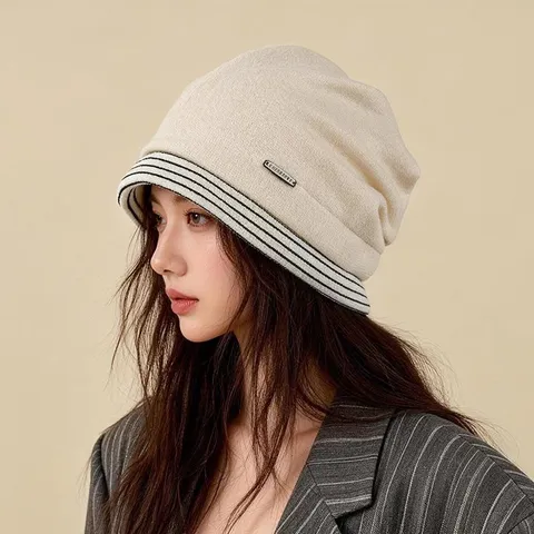 Damen Mütze mit Streifen im koreanischen Stil Strickmütze Herbst Winter Warme Polyester Beanie mit Metallabzeichen Vielseitige Mütze