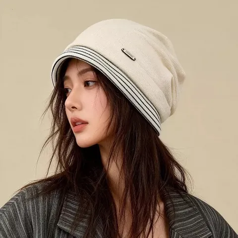 Damen Mütze mit Streifen im koreanischen Stil Strickmütze Herbst Winter Warme Polyester Beanie mit Metallabzeichen Vielseitige Mütze