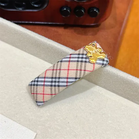 Vintage Karo Stoff Haarclip Mit Goldenem Bären Anhänger Preppy Stil BB Clip Für Mädchen Damen Mode Haarschmuck