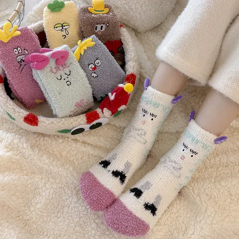 Damen Winter Warm Korallenfleece Crew Socken Süß Cartoon Graffiti Verdickt Schlafen Socken Heim Thermische Strümpfe