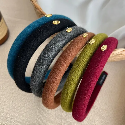 Serre-Tête Fin en Laine Coréen Avec Petite Plaque Dorée Minimaliste Couleur Unie Bandeau à Cheveux Automne Hiver Accessoires de Mode pour Femmes