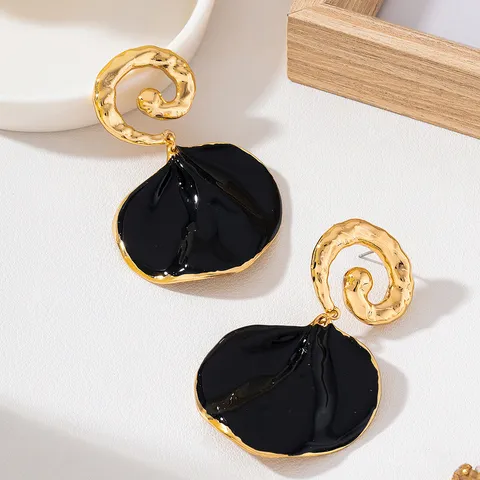 Boucles d'Oreilles Pendantes en Émail à Pétales Martelées en Spirale Vintage Occidental pour Femmes Couleur Or Fleur Plissée Longues Boucles d'Oreilles Bijoux de Mode
