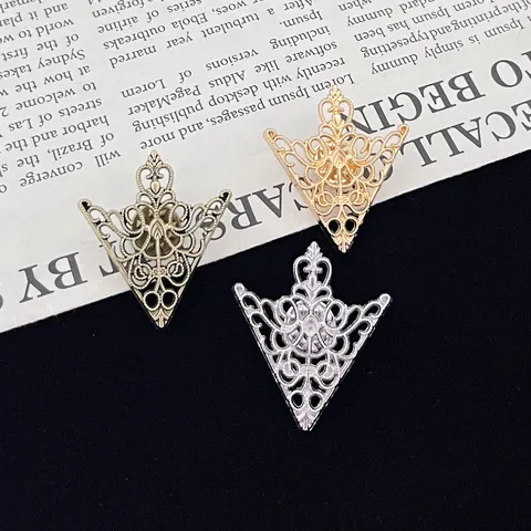 Vintage Hollow Flower Shirt Collar Clip Brooch Zinc Alloy Electroplated Triangle Brooch For Men Women Fashion Clothing Pin