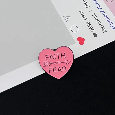 Faith Over Fear Pink Heart Enamel Brooch Pin Zinc Alloy Inspirational Quote Badge Jewelry Accessory For Clothing Bag Hat