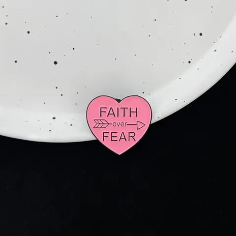 Faith Over Fear Pink Heart Enamel Brooch Pin Zinc Alloy Inspirational Quote Badge Jewelry Accessory For Clothing Bag Hat