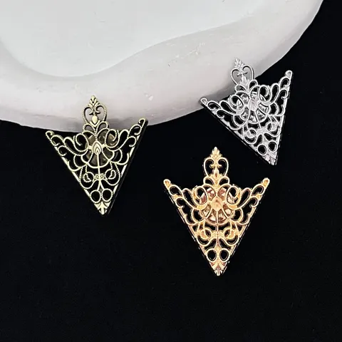 Vintage Hollow Flower Shirt Collar Clip Brooch Zinc Alloy Electroplated Triangle Brooch For Men Women Fashion Clothing Pin