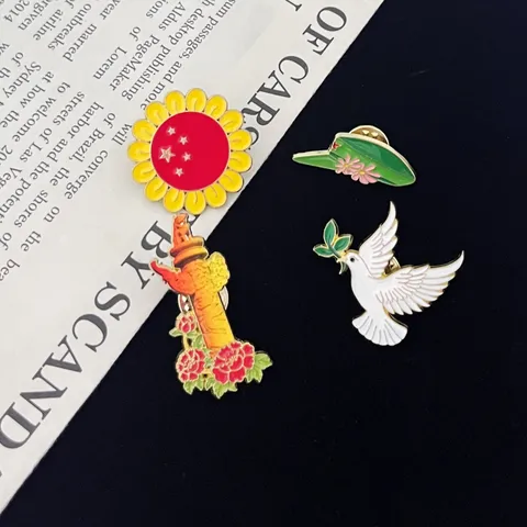Zinc Alloy Patriotic Brooch Pin Red Flag Five-Point Star Sunflower Peony Peace Dove Commemorative Badge For Clothing Students Gift Jewelry