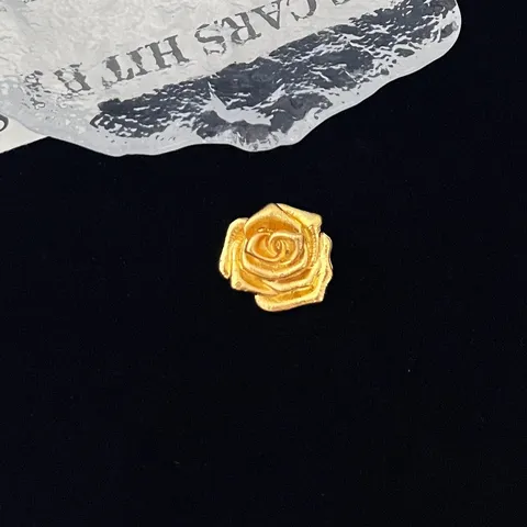Vintage Gold Rose Flower Brooch For Women Luxurious Elegant Metal Floral Pin For Clothing Decorative Fashion Accessory