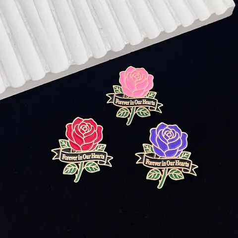 Elegant Zinc Alloy Enamel Rose Brooch Forever in Our Hearts Ribbon Metal Pin Floral Corsage Fashion Jewelry Accessory for Women