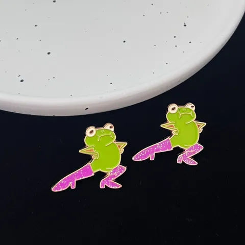 Cartoon Creative Quirky Green Frog Brooch Zinc Alloy Enamel Frog Wearing High Heels Lapel Pin For Clothing Decoration Gift Women Men Jewelry
