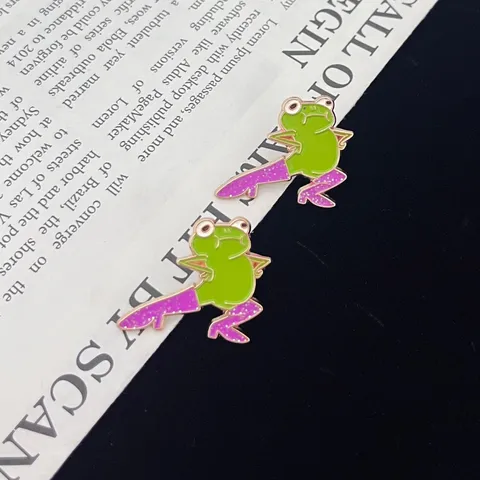 Cartoon Creative Quirky Green Frog Brooch Zinc Alloy Enamel Frog Wearing High Heels Lapel Pin For Clothing Decoration Gift Women Men Jewelry