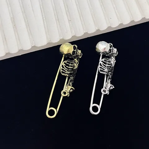 Vintage Punk Skull Safety Pin Brooch Zinc Alloy Electroplated Gothic Dark Skull Skeleton Pin For Halloween Clothes Waist Cinch Accessories