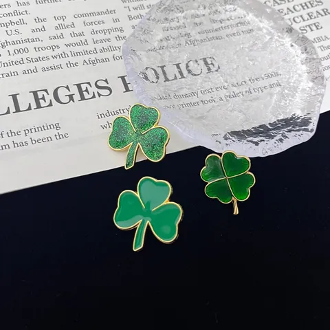 Minimalist Zinc Alloy Green Clover Brooch Electroplated Fashion Four-Leaf Clover Lapel Pin Jewelry Gift For Women Men