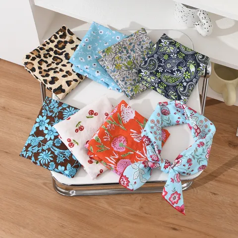 Foulard Quadrato Unisex in Poliestere Stampato Bandana per Collo e Capelli Motivo Floreale Leopardato Pois Sciarpa Elegante Leggera