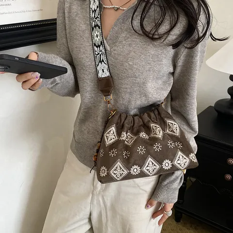 Vrouwen Vintage Suède Emmer Tas Geborduurd Kwastje Schouder Crossbody Tas Grote Capaciteit Etnische Stijl Handtas Koffie Bruin Groen