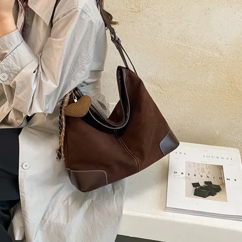 Retro Gematteerd Imitatiesuède Tote Bag Voor Dames Grote Capaciteit Slouchy Hobo Schoudertas Met Hart Hanger Minimalistische PU Leren Tas