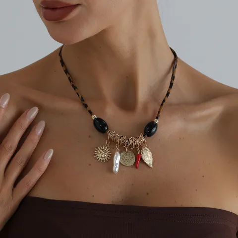 Collana Choker in Pelle Maculata e Anello di Metallo Donna Elementi Misti Sole Peperoncino Cuore Perla Artificiale Strass