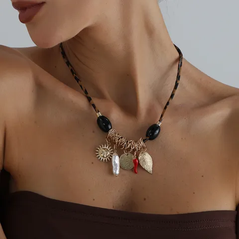 Collana Choker in Pelle Maculata e Anello di Metallo Donna Elementi Misti Sole Peperoncino Cuore Perla Artificiale Strass