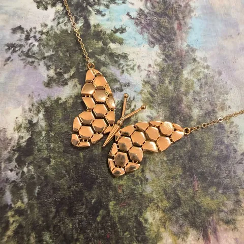 Vintage 18K Gold Plated Brass Honeycomb Hollow Movable Butterfly Pendant Necklace Middle Eastern Style Fashion Jewelry For Women