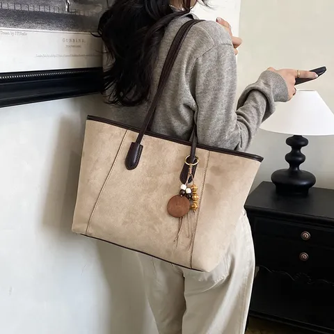 Grote Capaciteit Imitatiesuède Tote Bag Voor Vrouwen Retro Woon-werkverkeer Schoudertas Met Houten Kralen Ornament Stijlvolle PU Leren Handtas